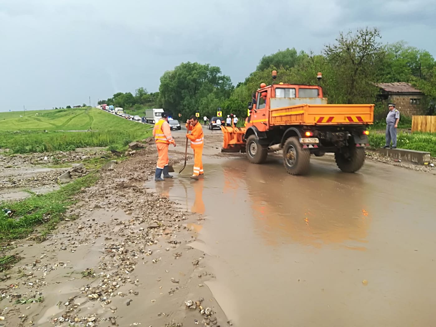 Vrancea: Mai multe drumuri judeţene şi comunale – închise traficului după ce au fost inundate de apele revărsate