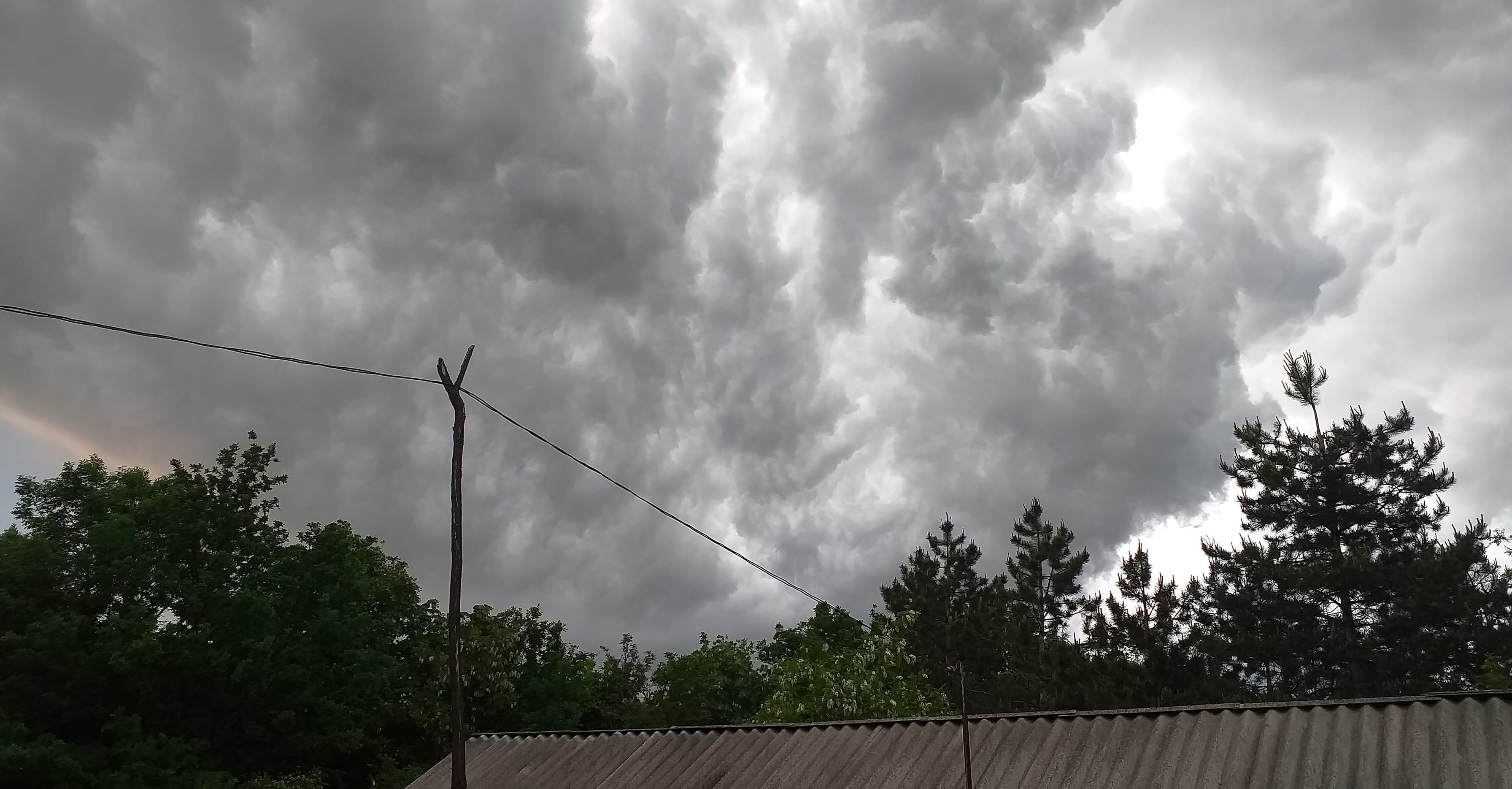 ⛈? COD GALBEN de averse torenţiale şi descărcări electrice în mai multe judeţe