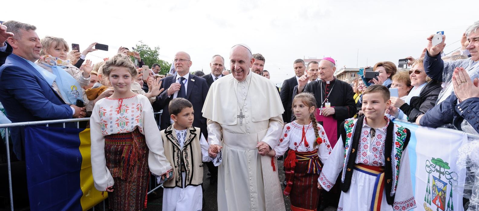 Iaşi: La SFR a fost lansat primul album foto din timpul vizitei Papei Francisc în România