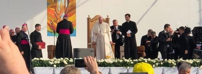 Papa Francisc va rămâne internat alte câteva zile, a anunţat Vaticanul