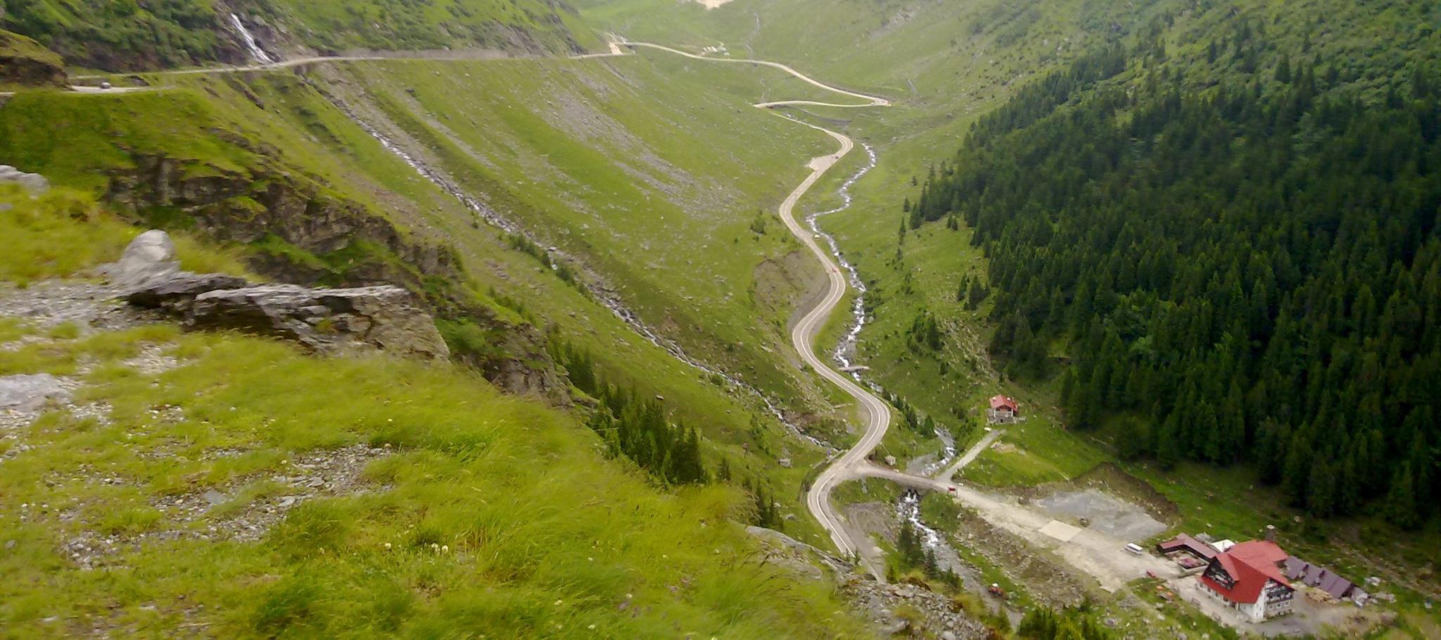 Circulaţia pe anumite sectoare ale drumurilor Transalpina şi Transfăgărăşan se închide de joi, din cauza condiţiilor meteorologice