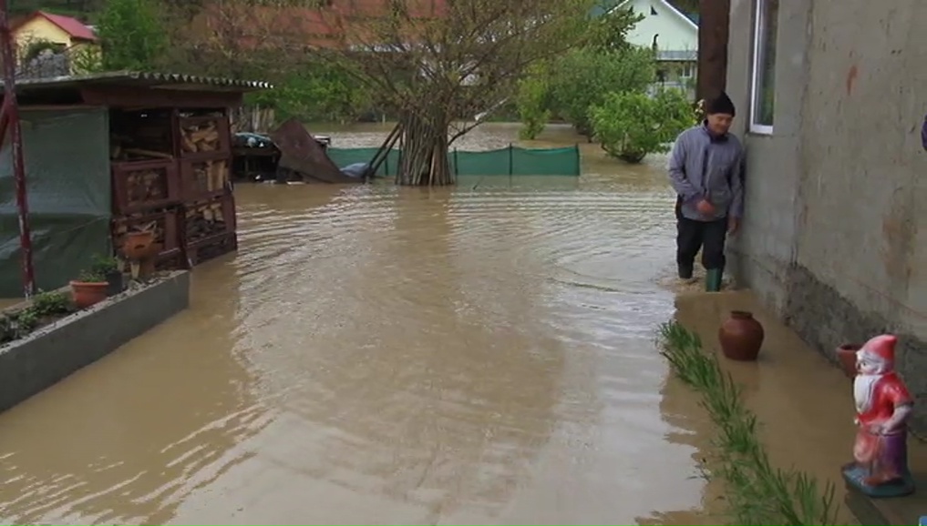 Galaţi: Şapte locuinţe şi 12 curţi din nordul judeţului, inundate în urma ploii torenţiale