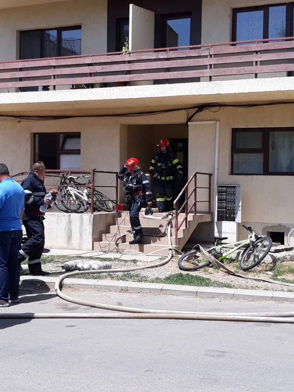 (FOTO) Vrancea: Patru copii şi doi adulţi evacuaţi de pompieri dintr-un incendiu, la Panciu