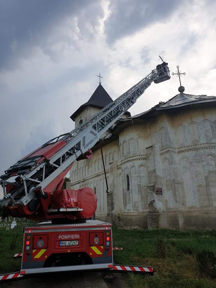 Botoşani: Biserică monument istoric afectată de furtună; acoperişul, smuls de vânt