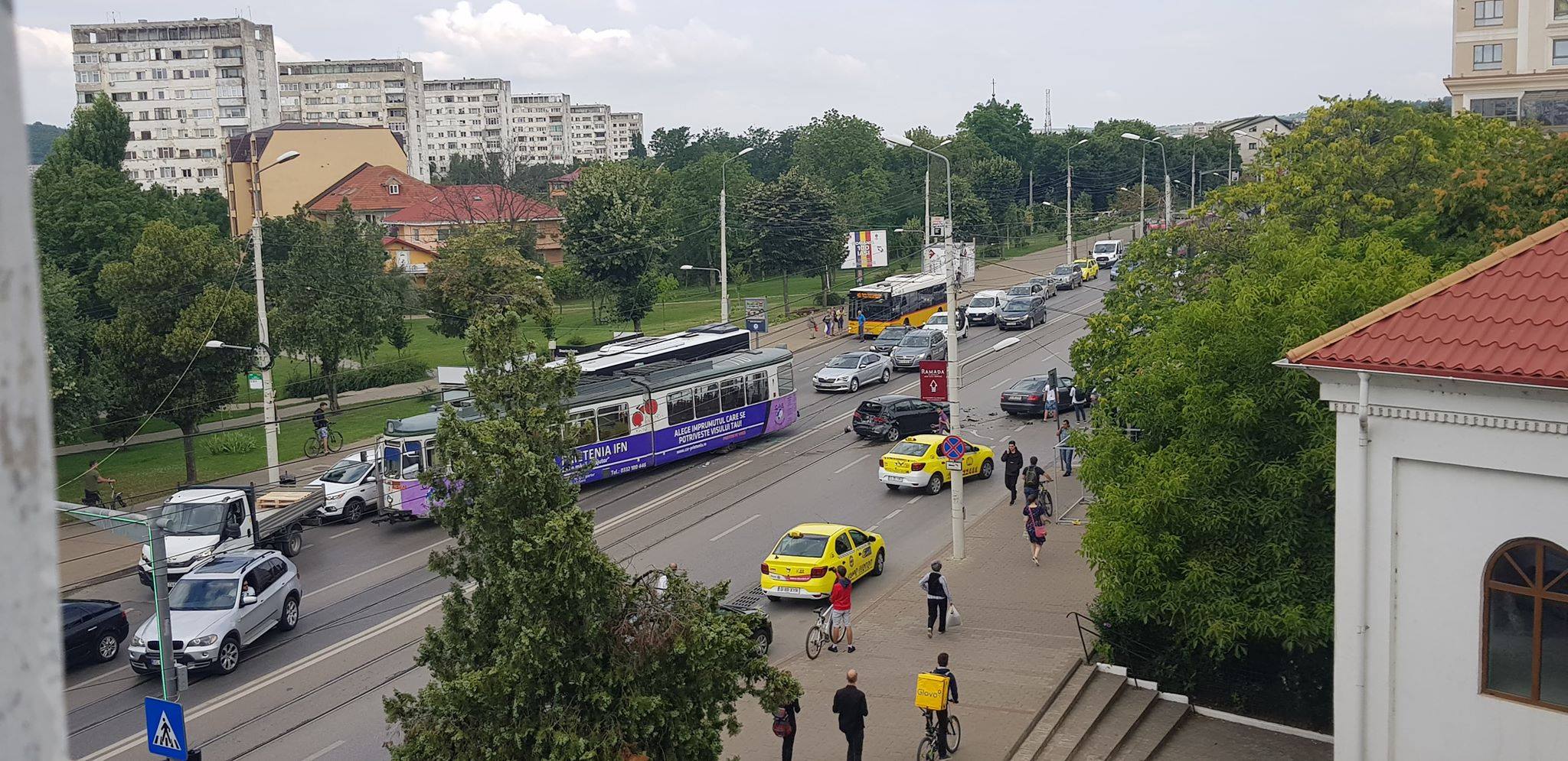 (FOTO) UPDATE: Tramvai deraiat în zona Podu Roş. Traficul a fost reluat