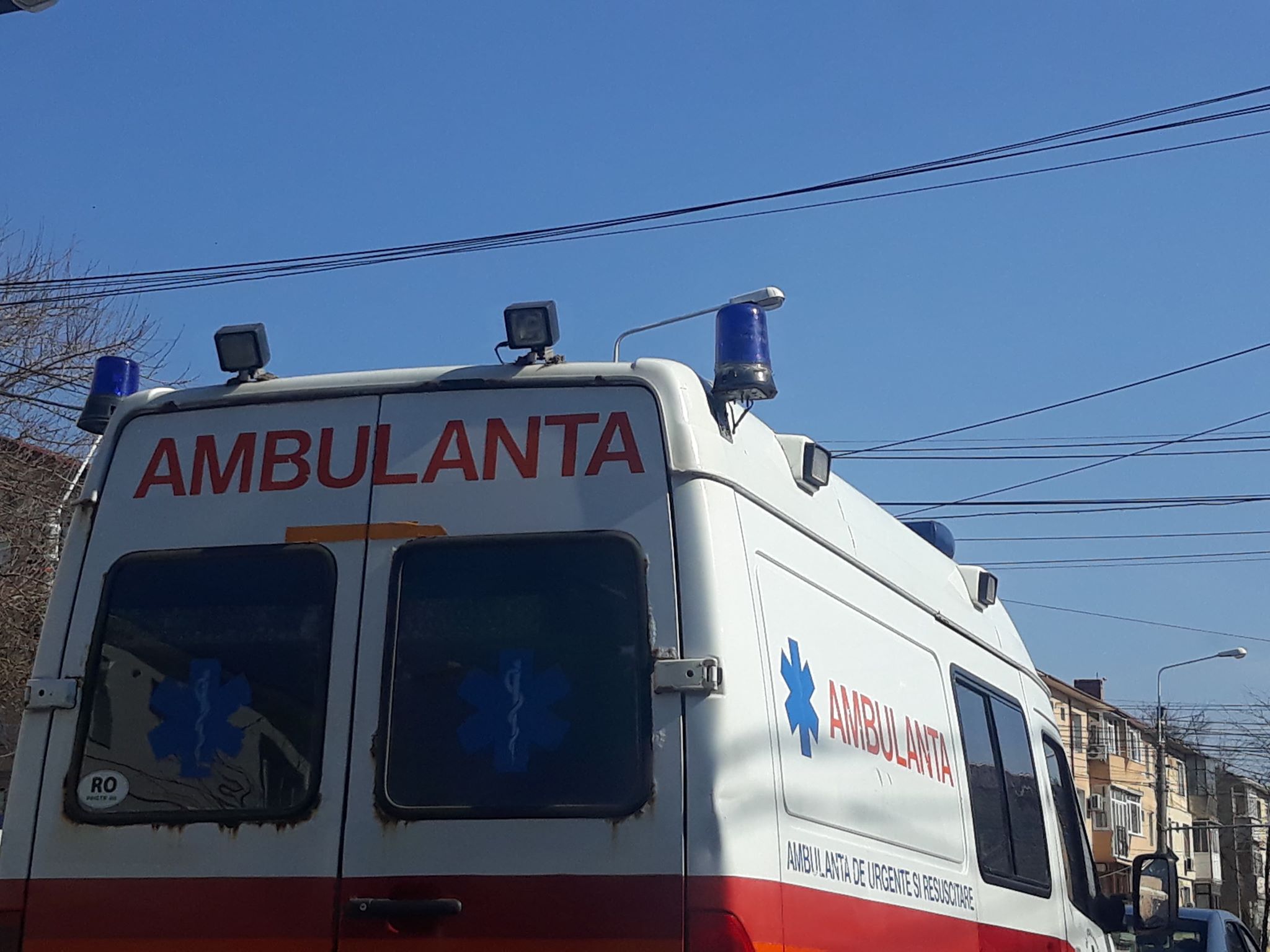 Botoşani: Bărbat reţinut de poliţişti după ce a atacat cu toporul un echipaj de ambulanţă