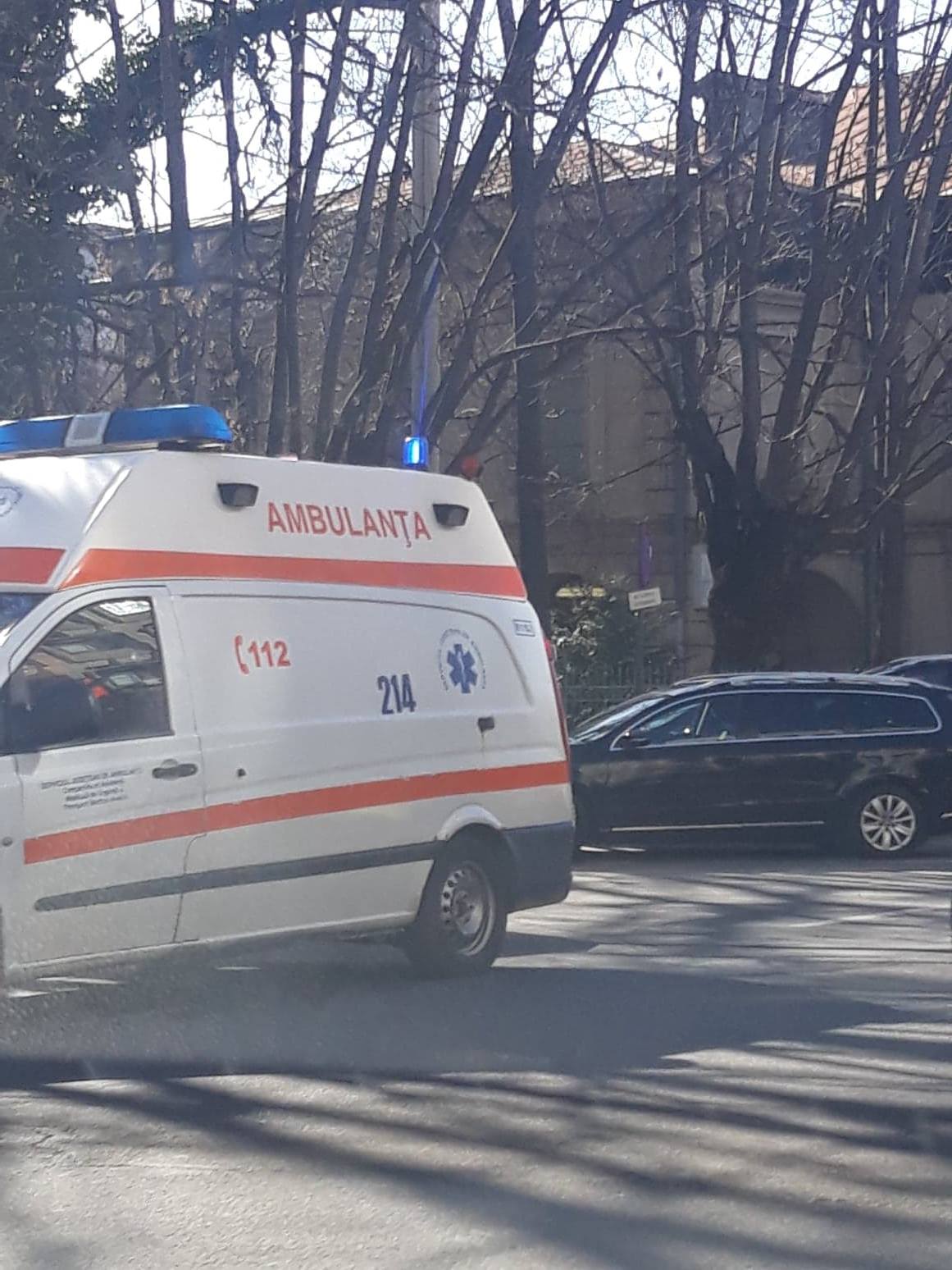 Medicii le recomandă oamenilor să cheme ambulamnţa doar în cazuri cu adevărat de urgenţă