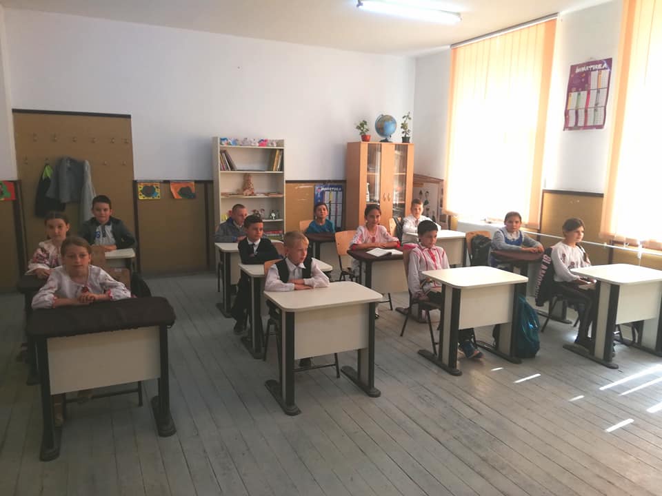 Elevii, profesorii şi personalul din învăţământ au liber de Ziua Învăţătorului