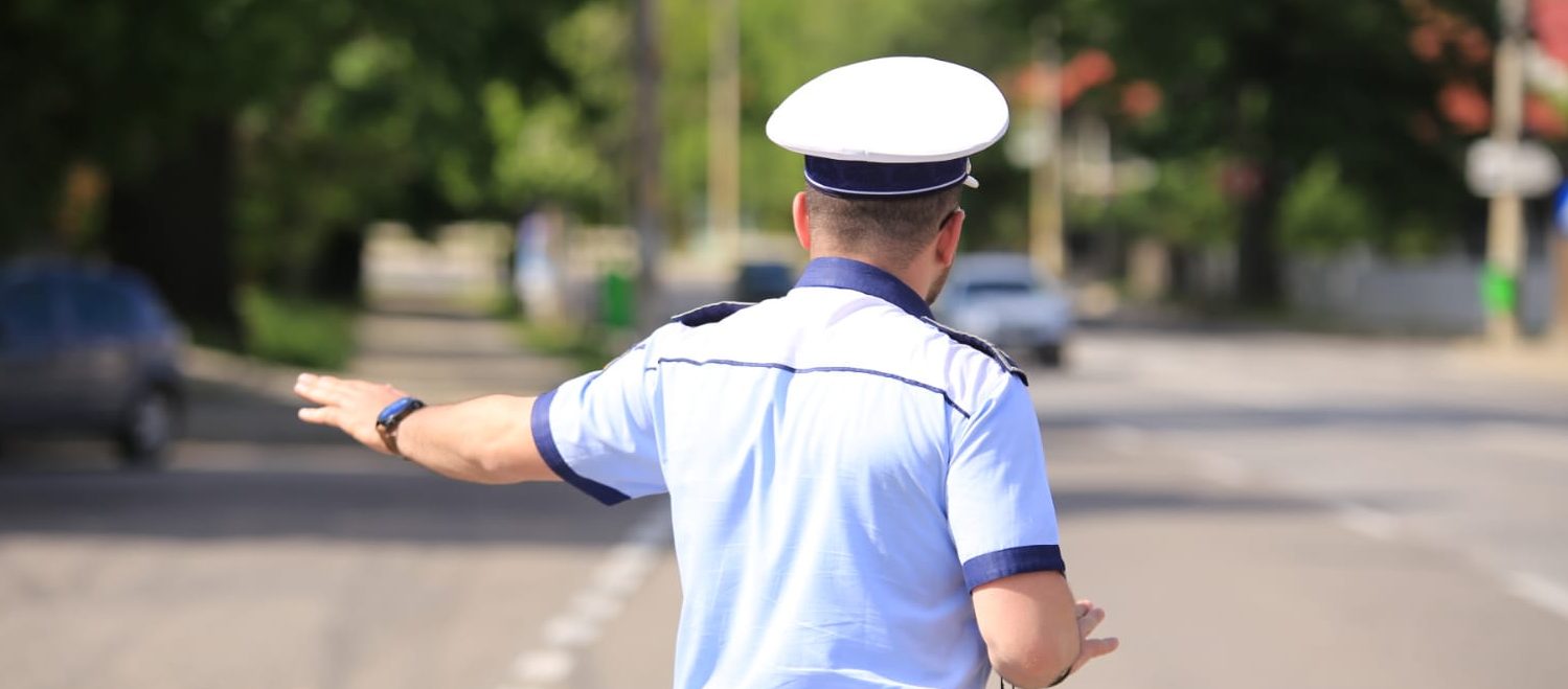 Vrancea: Tânăr sub influenţa drogurilor şi cu un pistol asupra sa, depistat de poliţişti în trafic