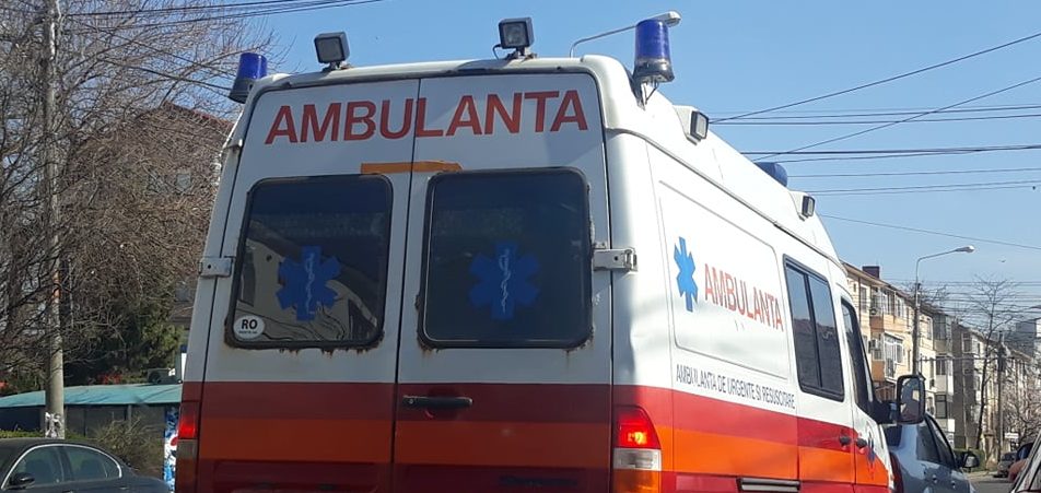 Vrancea: Copil în stare gravă după ce tatăl său, băut şi fără permis, a provocat un accident