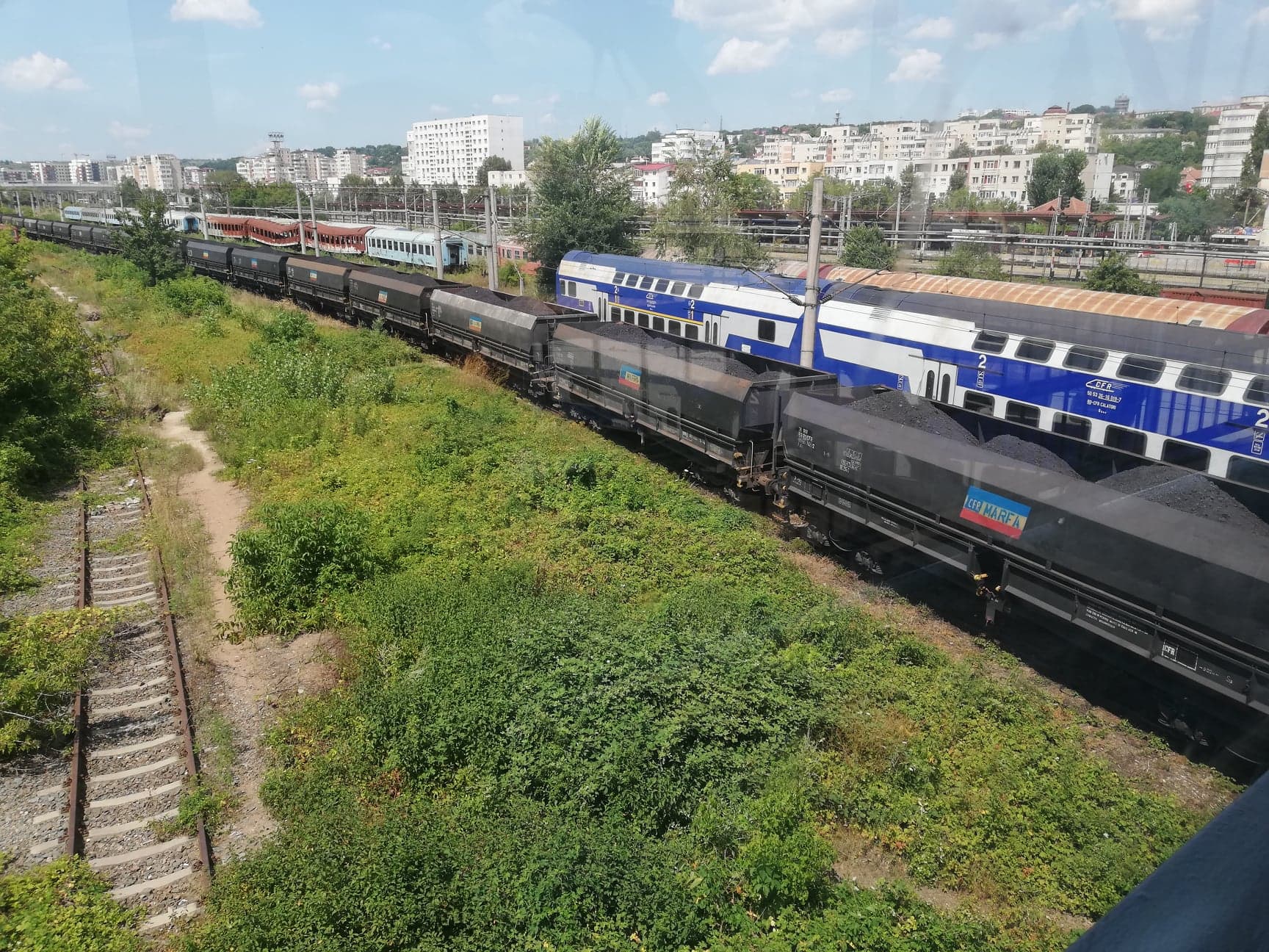 Trafic feroviar închis între staţiile Dorneşti şi Putna;locomotiva şi 4 vagoane ale unui tren de marfă au deraiat