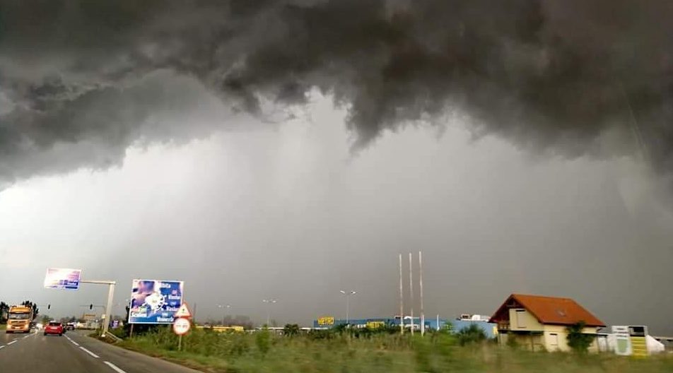 Avertisment ANM: Cod portocaliu de ploi abundente, până la ora 21:00