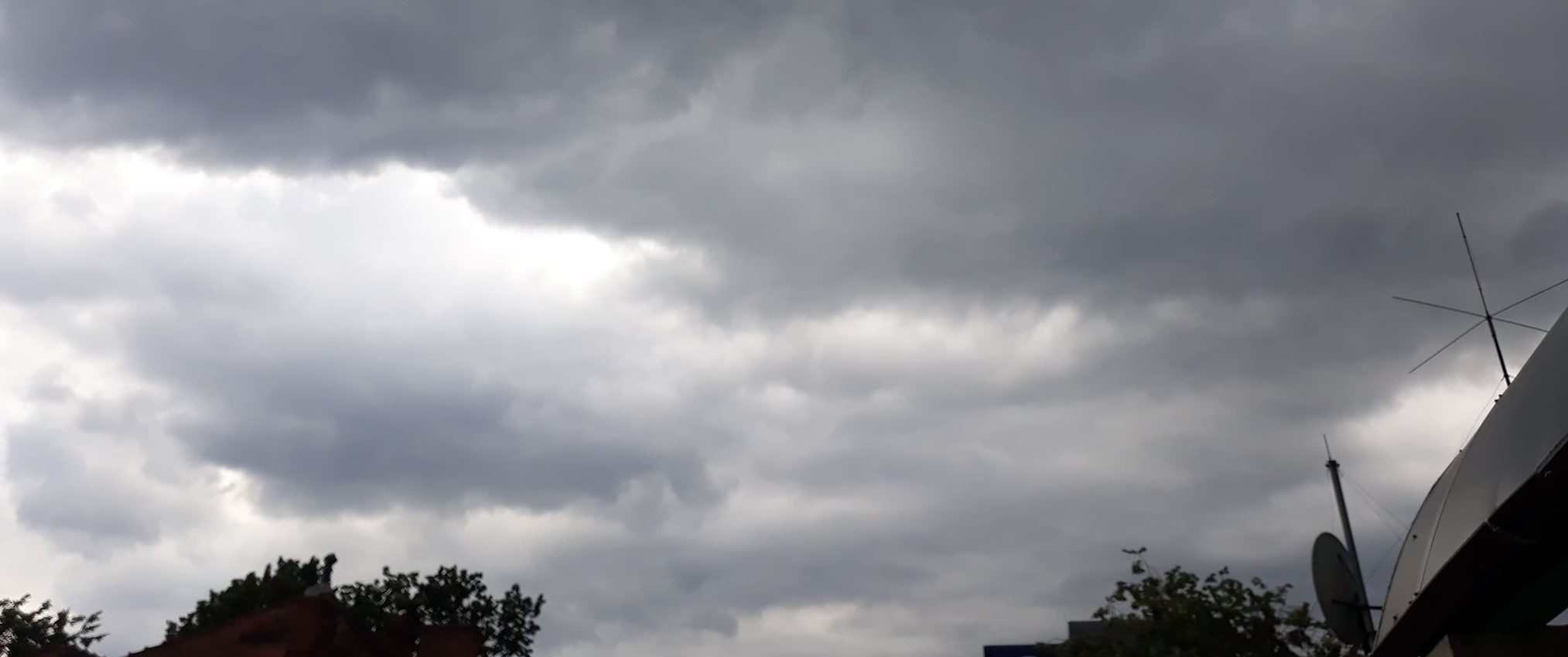 INFORMARE METEOROLOGICĂ: Averse, descărcări electrice şi vânt în toate judeţele Moldovei