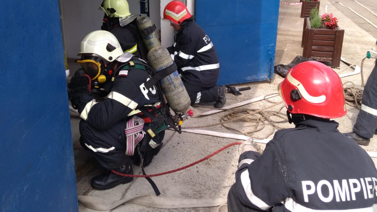 (AUDIO) Botoşani: Un depozit de furaje din localitatea Carasa, afectat de un incendiu puternic