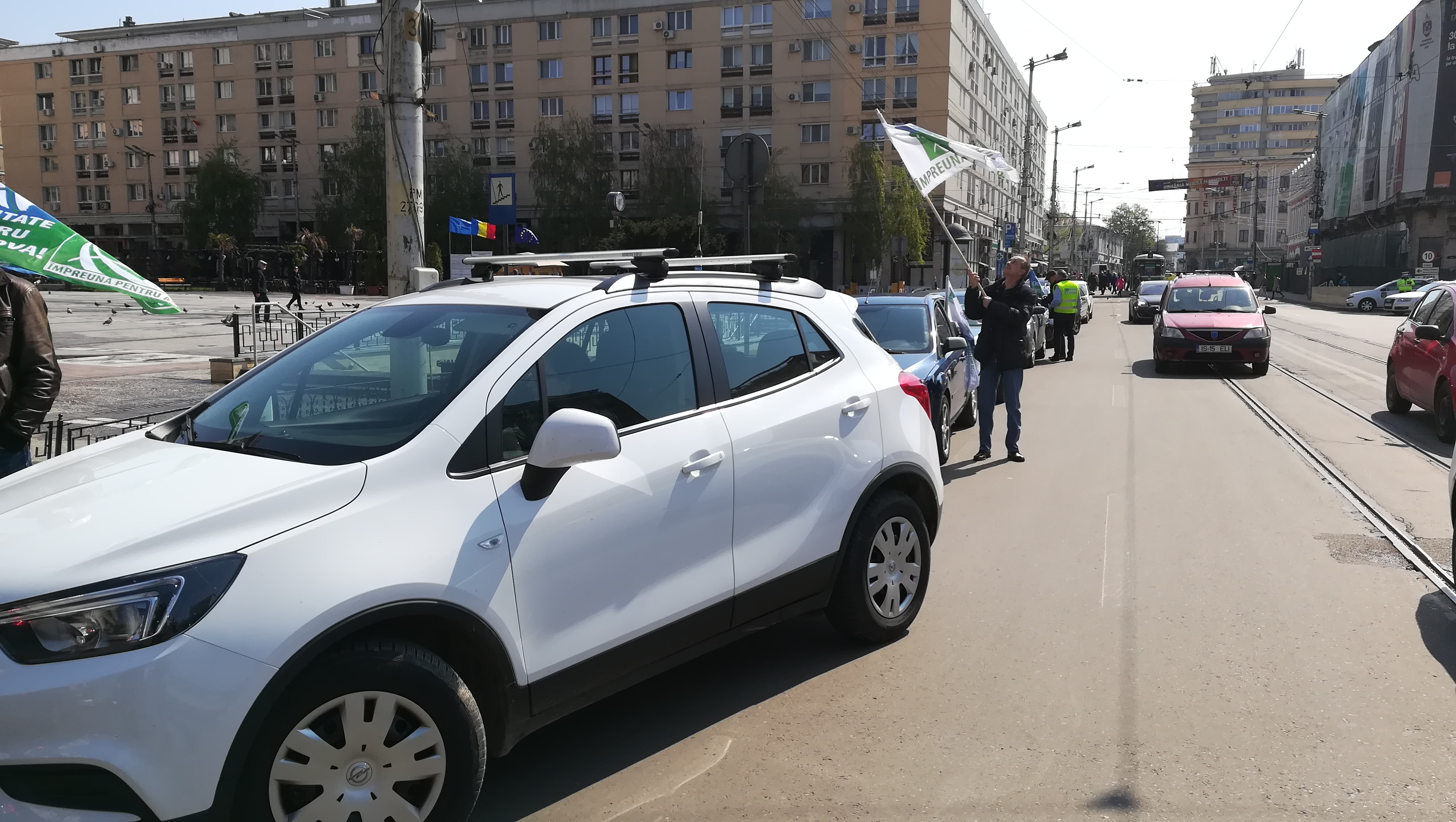 Iaşi: Manifestanţii au plecat cu maşinile spre mitingul de la Bucureşti