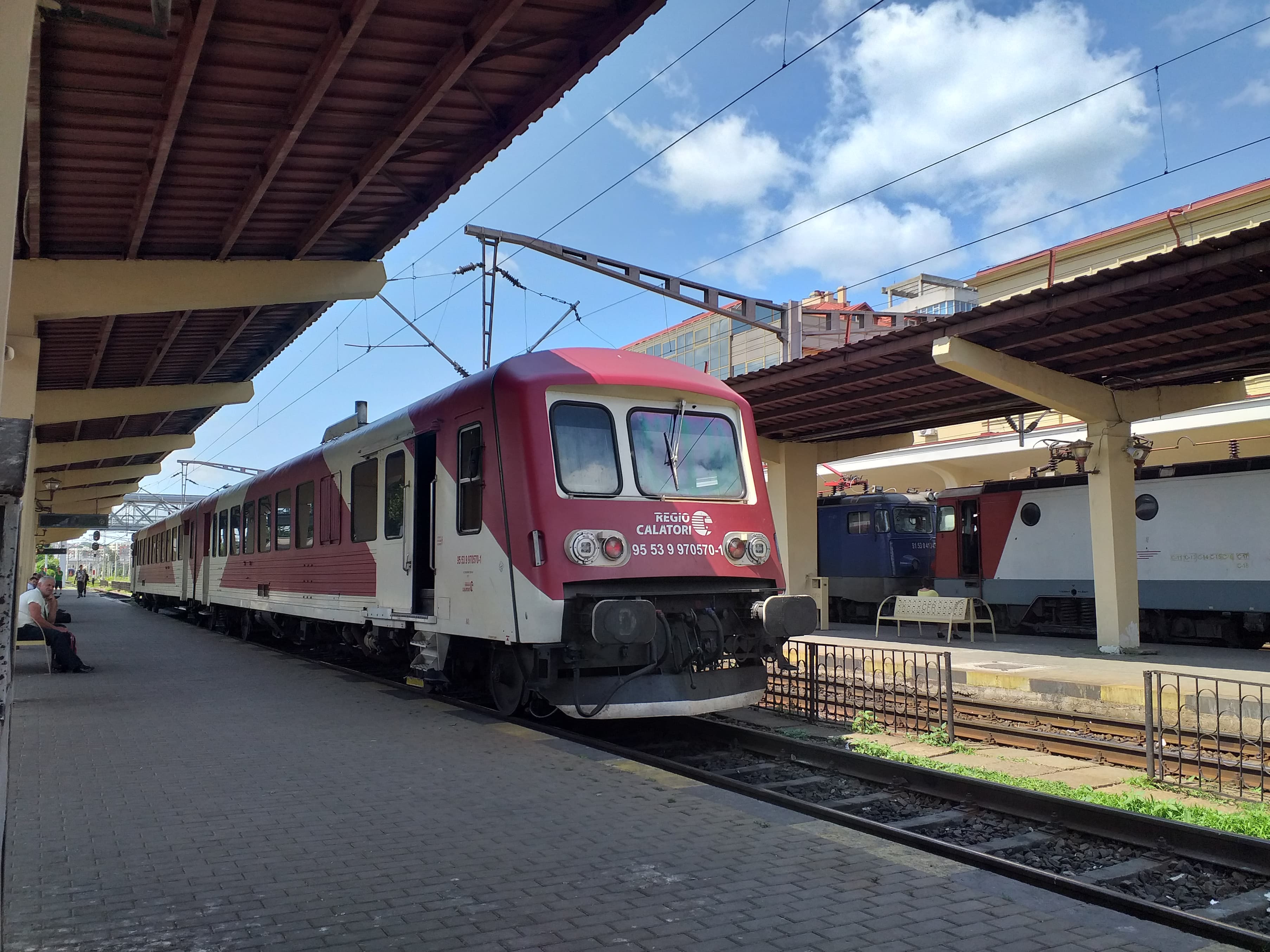 UPDATE (AUDIO/VIDEO) Botoşani: Trenul care a deraiat în Dorohoi transporta circa 30 de persoane; mecanicul de locomotivă, singurul rănit