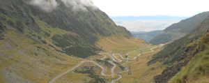 Circulaţie rutieră blocată între Bâlea Cascadă şi Bâlea Lac din cauza unor căderi de pietre de pe versanţi