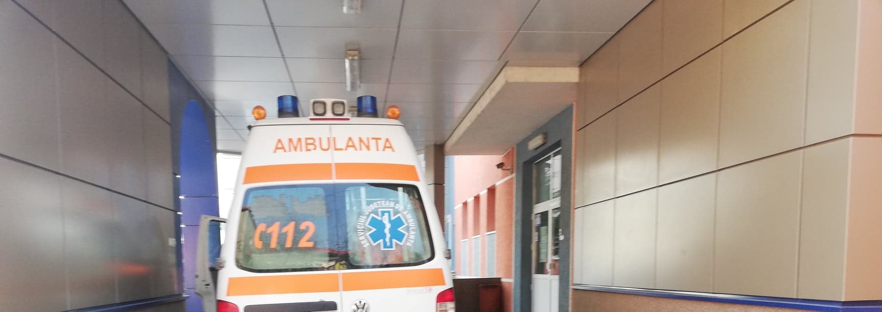 (AUDIO) Vaslui: Doi tineri au ajuns la spital, cu arsuri, după ce cazanul în care fierbeau ţuica a explodat