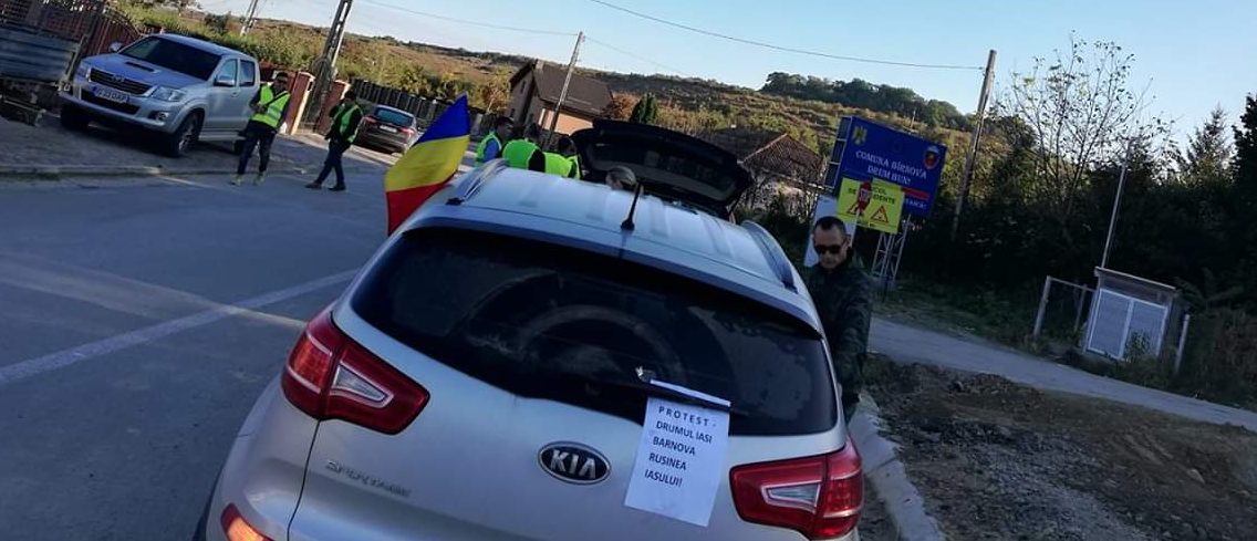 (AUDIO/FOTO) Protest al locuitorilor din Bârnova din cauza stării proaste a drumului din zonă. Primarul Iaşului, dă asigurări că până la sfârşitul lunii vor fi finalizate toate lucrările