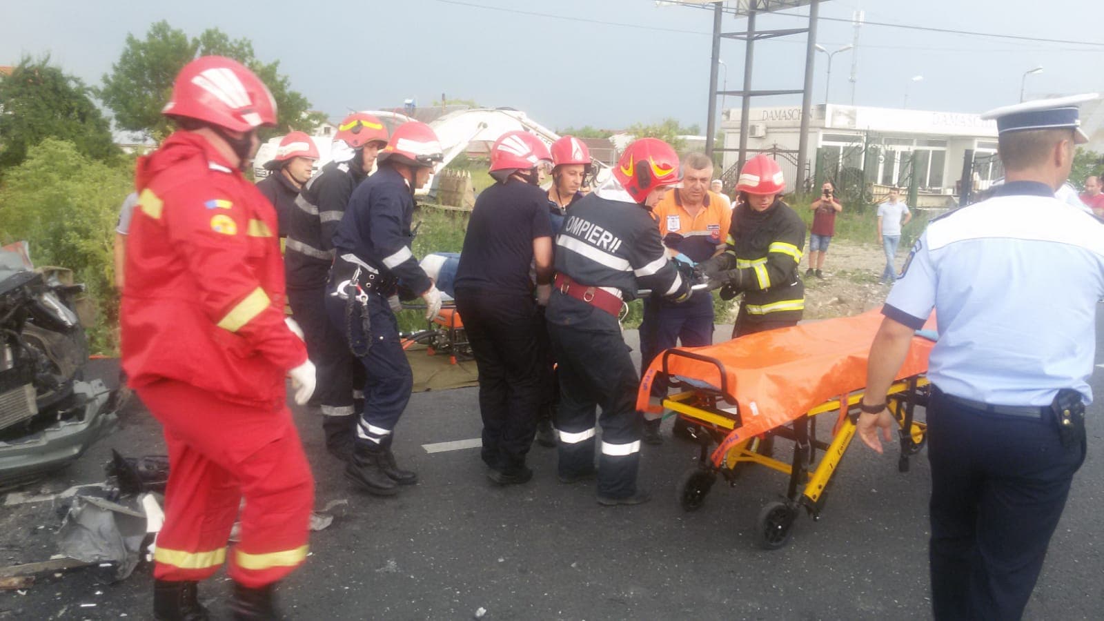 Coliziune între un TIR, un microbuz şi 2 autoturisme pe DN 15B, la Vânători-Neamţ; traficul rutier în zonă este blocat