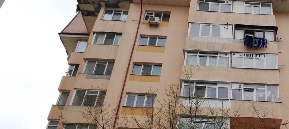 Vrancea: Copil de doi ani decedat după ce a căzut de la etajul opt al unui apartament din Focşani