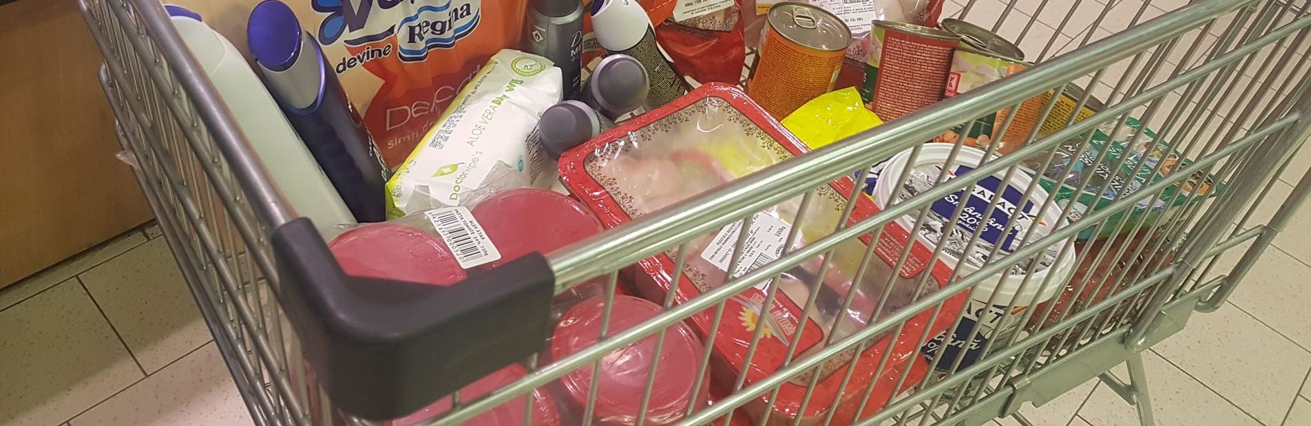 Preţurile medii ale alimentelor de bază vizate de Ordonanţa privind plafonarea adaosurilor comerciale au scăzut cu până la 43%