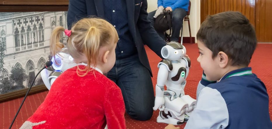 Roboţii NAO şi ZORA, terapeuţii copiilor cu autism, prezentaţi Iaşi