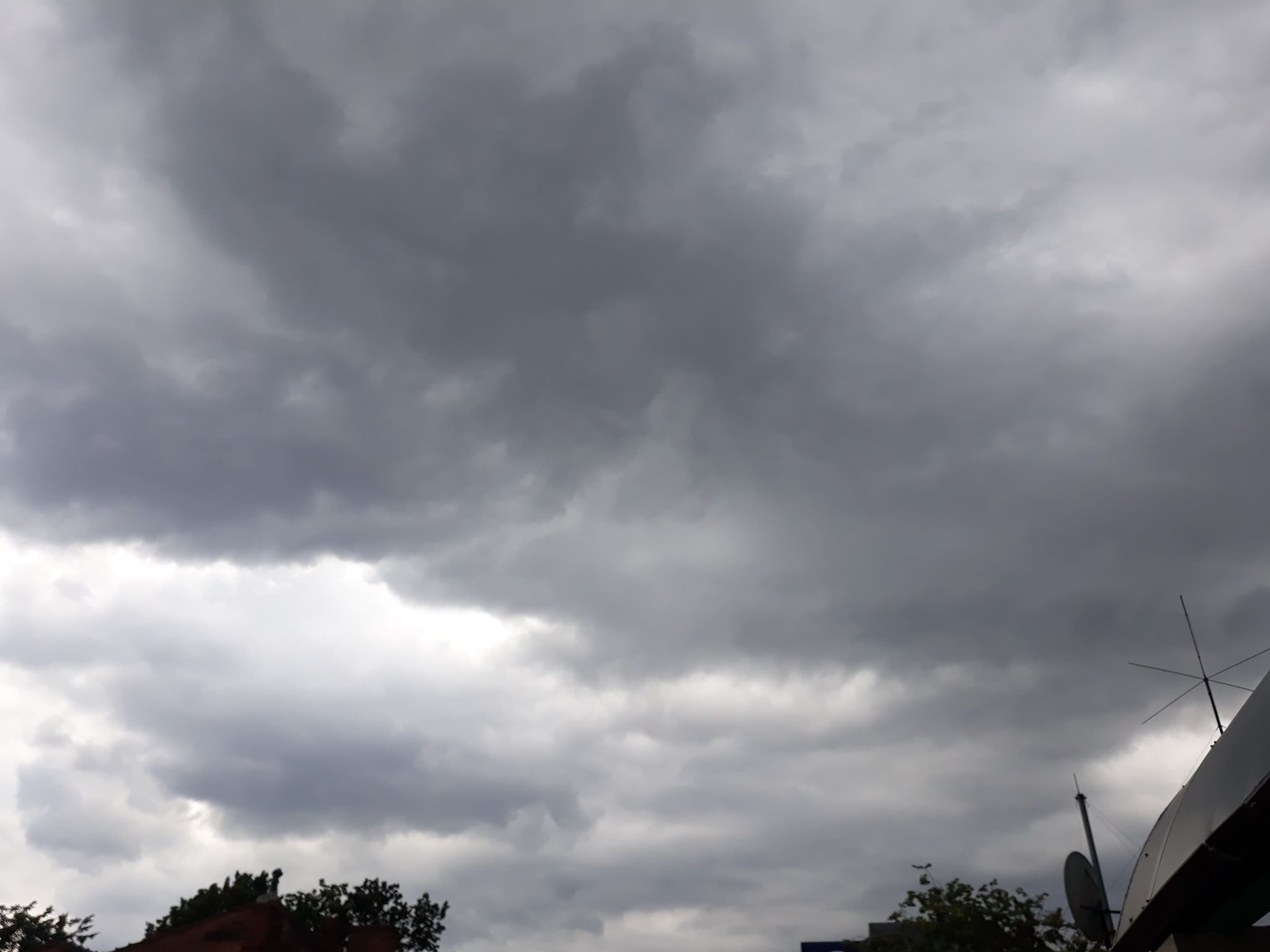 (UPDATE) Noi alerte meteo: Avertizări cod portocaliu și galben de ploi, până la ora 10:00