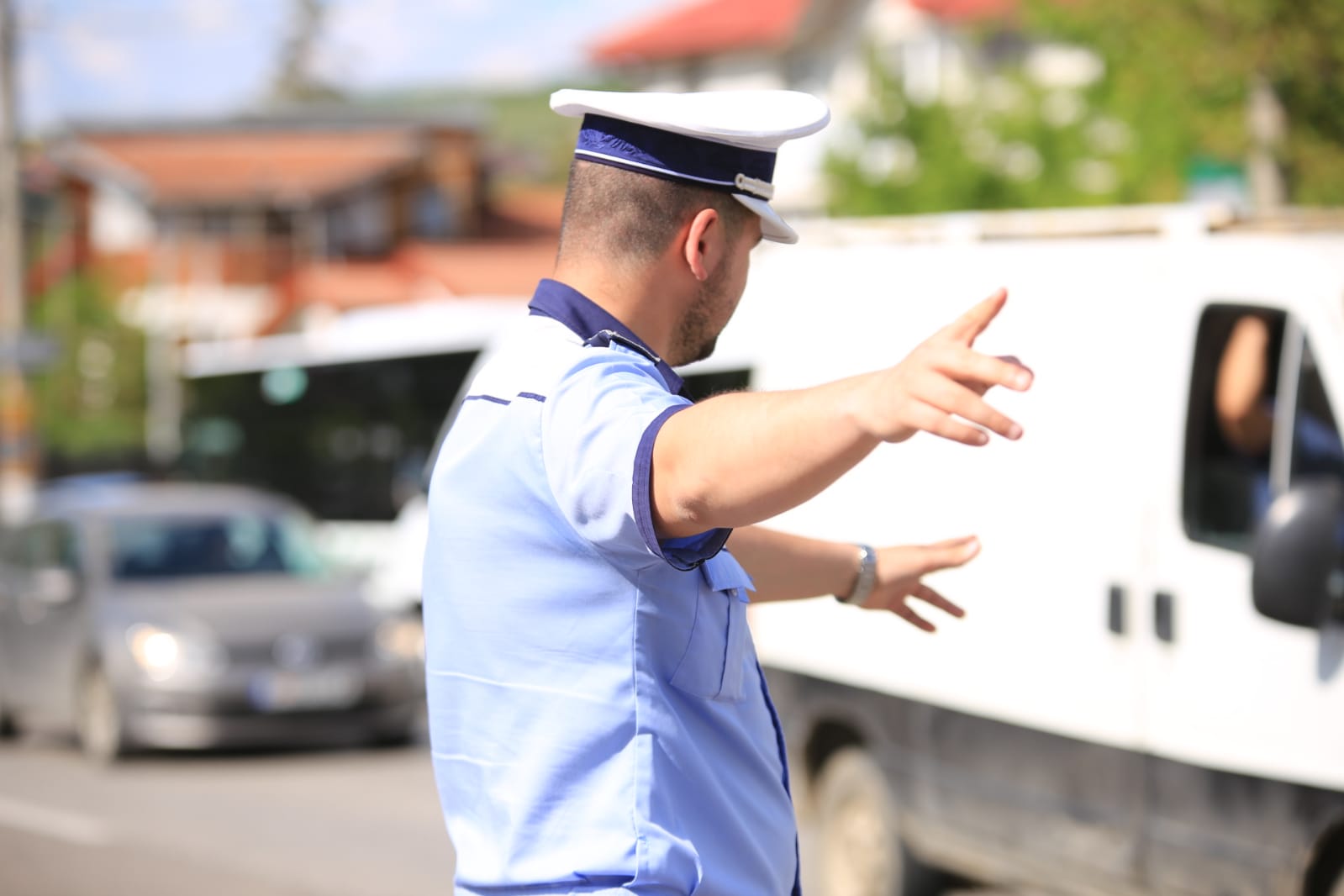 Aglomeraţie pe drumurile spre mare şi munte