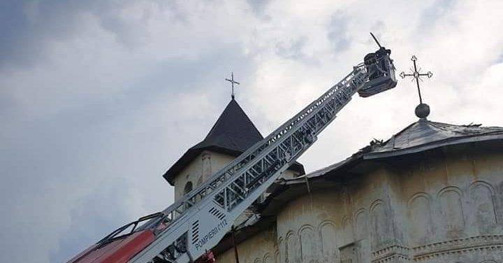 Botoşani: Biserica monument istoric de la Ştefăneşti, în pericol de degradare, după ce acoperişul a fost smuls de furtună