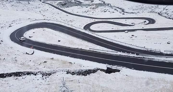  În mai multe zone de munte s-a depus strat de zăpadă