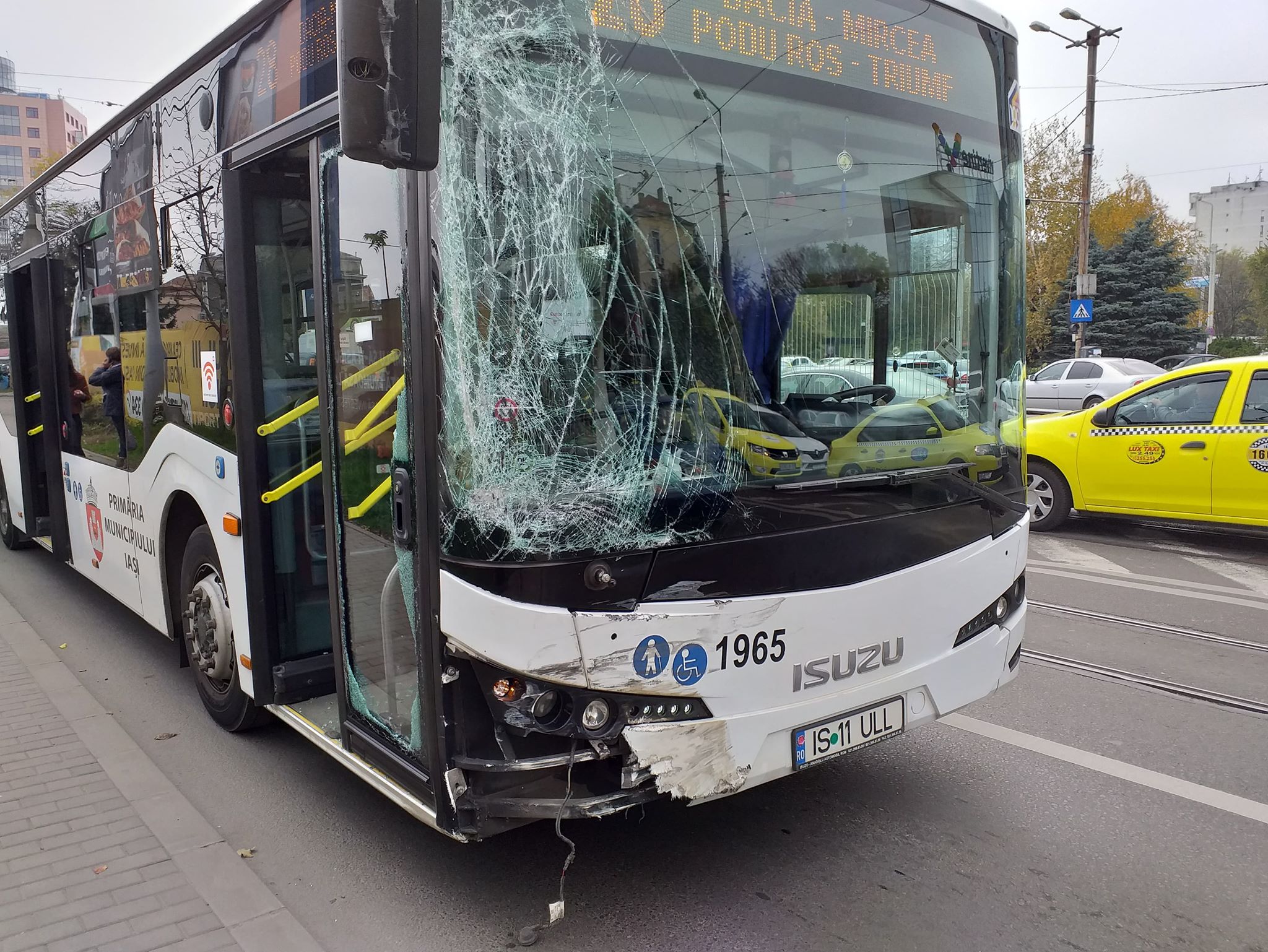 (FOTO) Accident grav la Iași! O mașină s-a răsturnat după un impact cu un autobuz