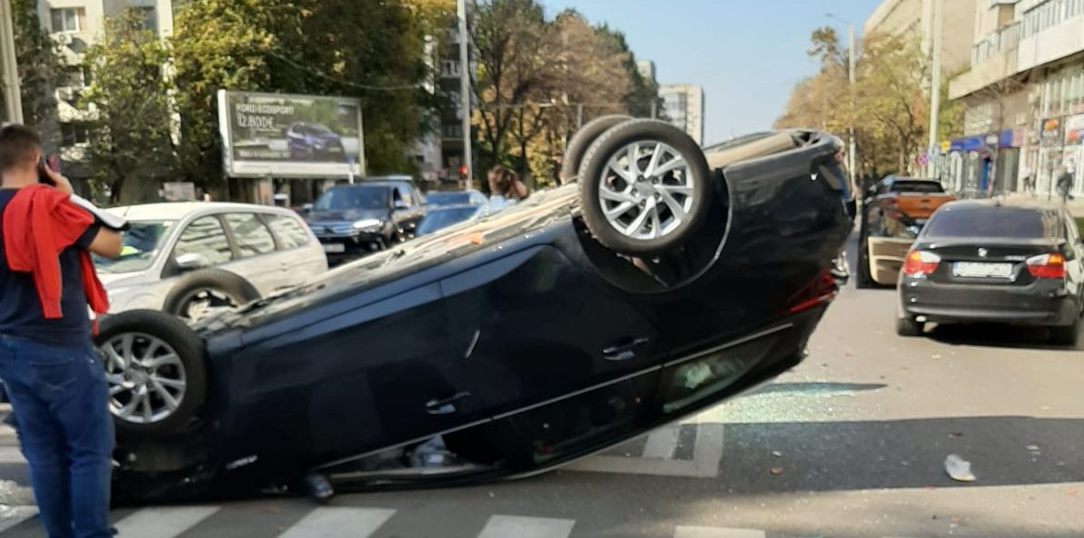 (GALERIE FOTO) IAŞI: Maşină răsturnată pe Bulevardul Independenţei