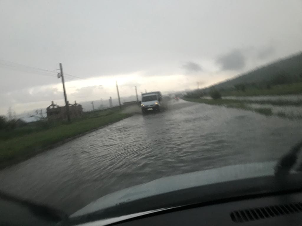 (UPDATE) Vrancea: Zeci de gospodării inundate şi mai multe drumuri judeţene închise, în urma fenomenelor meteorologice