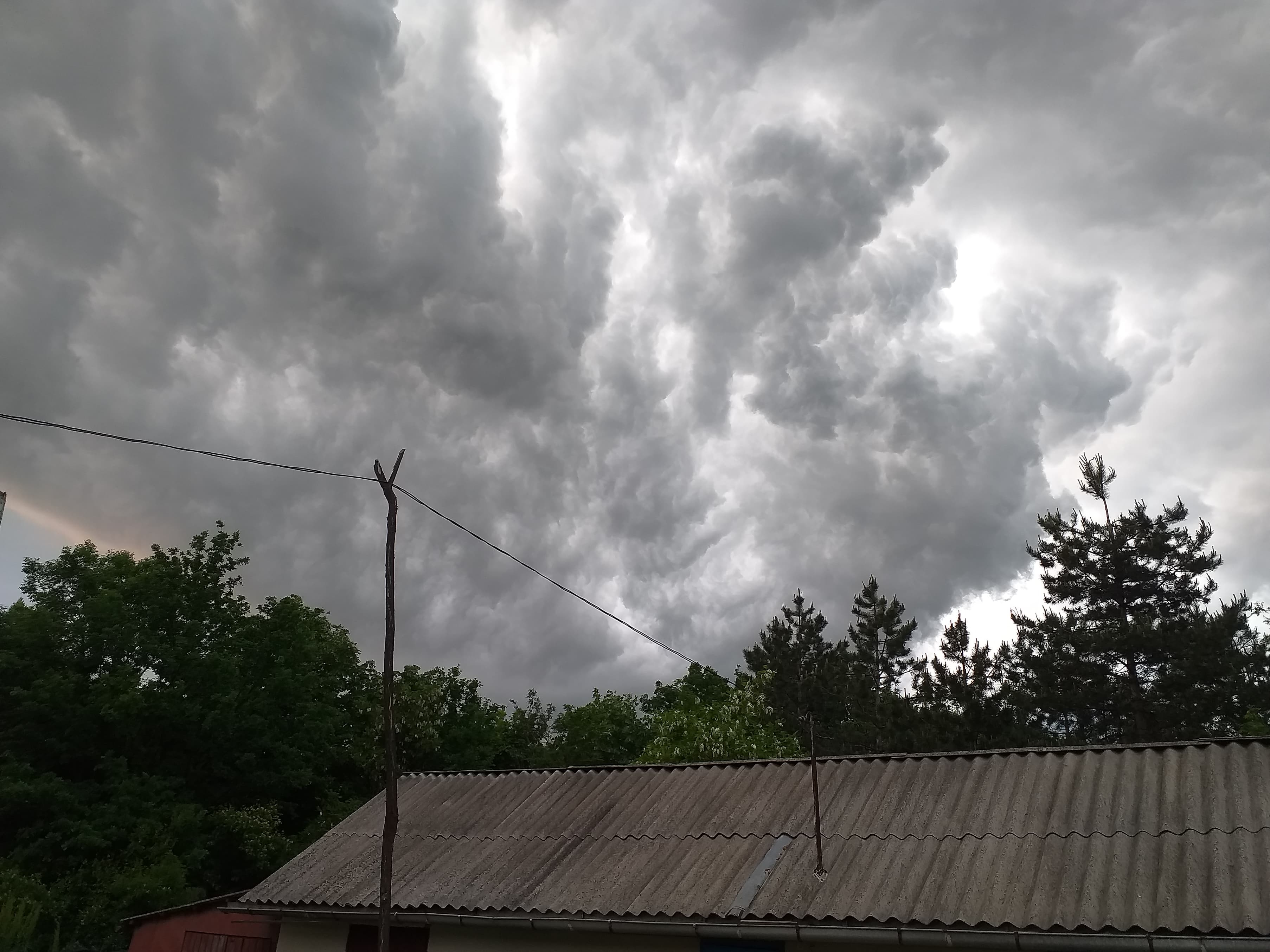 Cod roşu de averse torenţiale în localităţi din judeţul Neamţ, până la ora 17:00