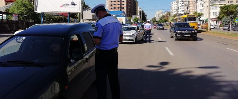 Botoşani: Accident rutier produs într-o intersecţie de o maşină care nu avea şofer