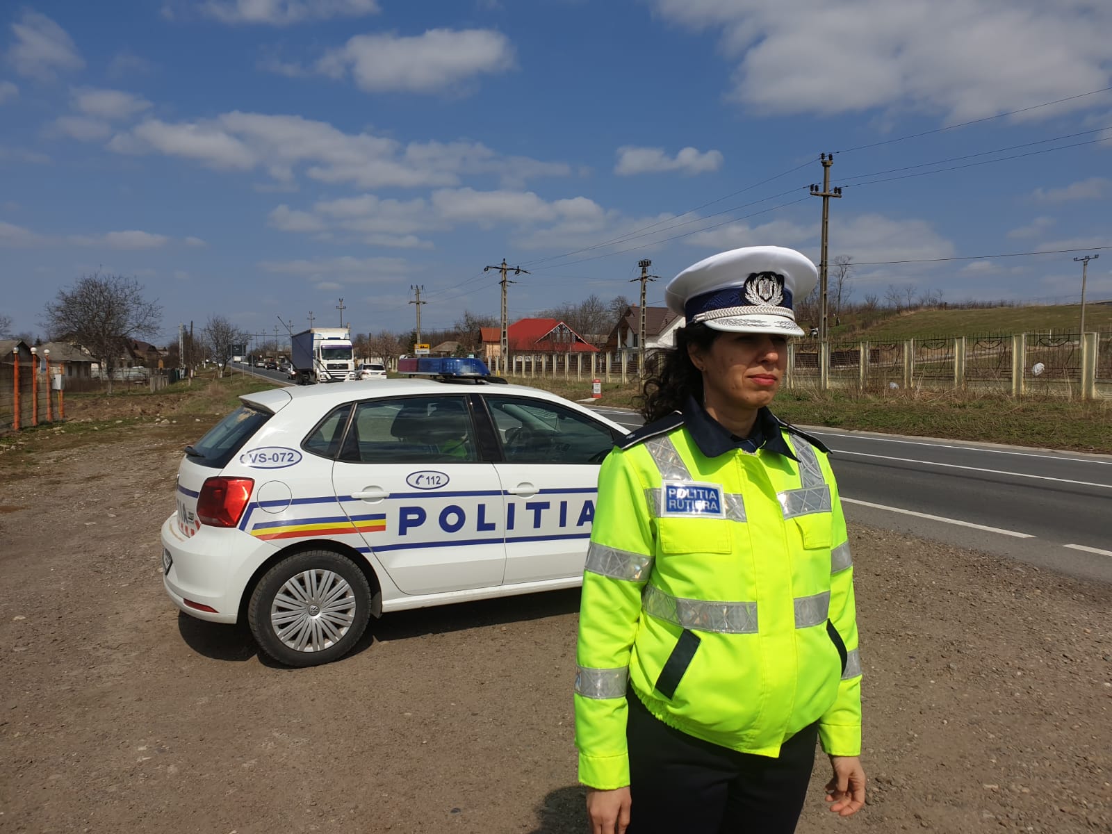 Vrancea: Un şofer urmărit de poliţie şi-a abandonat autovehiculul în mijlocul drumului pentru că transporta ilegal lemn