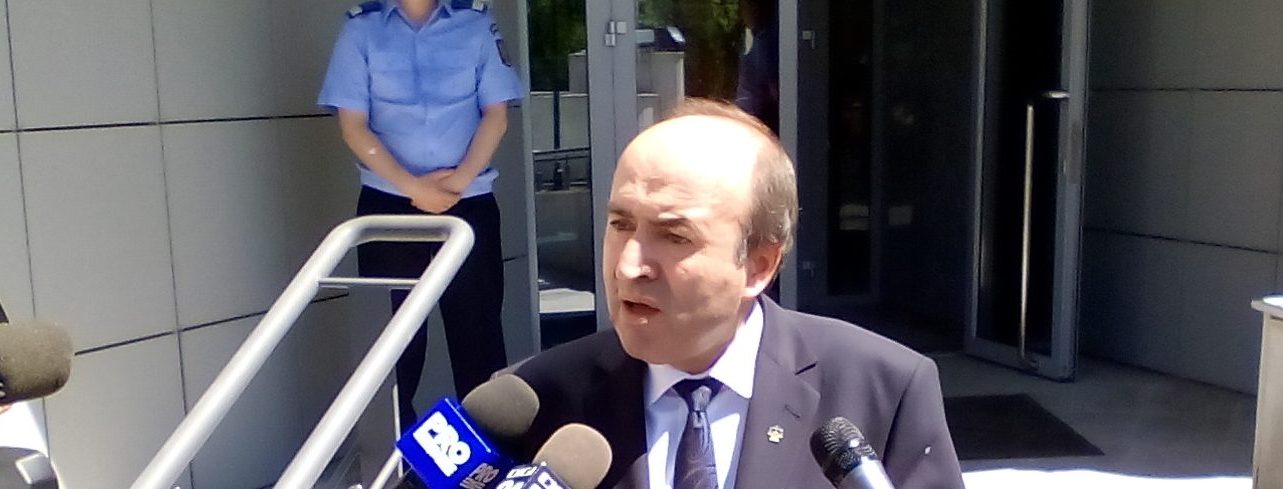 Iaşi: Tudorel Toader anunţă că îi va da în judecată pe liberalii Cătălin Predoiu şi Rareş Bogdan