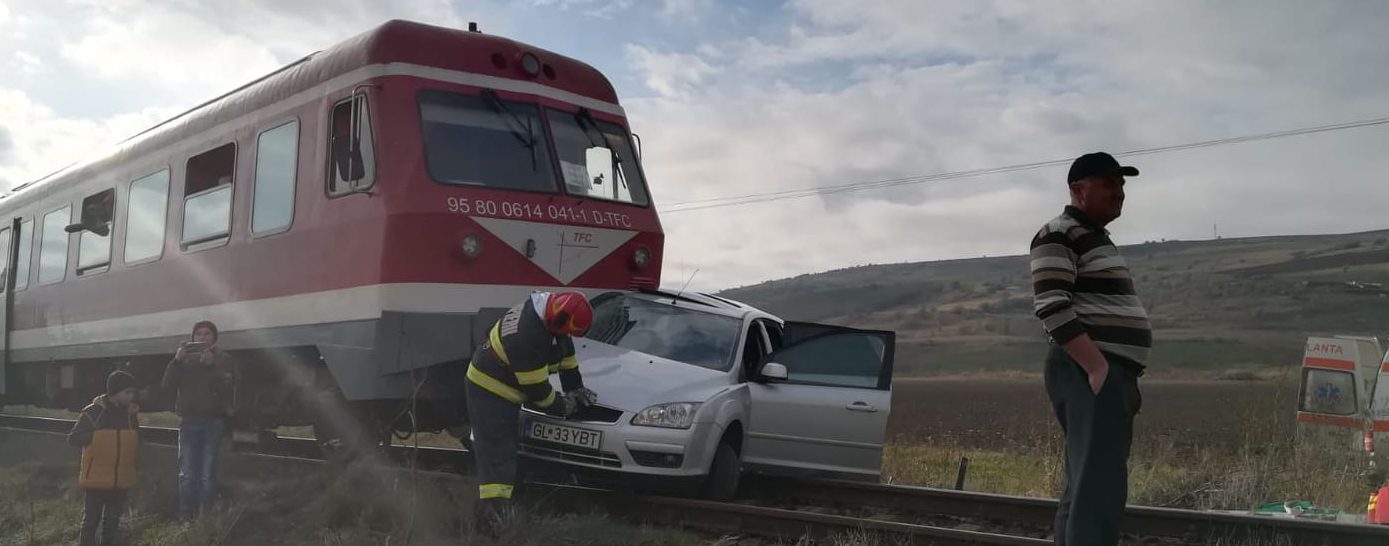 (FOTO) Vaslui: Autoturism lovit de tren la Griviţa. O persoană a fost grav rănită