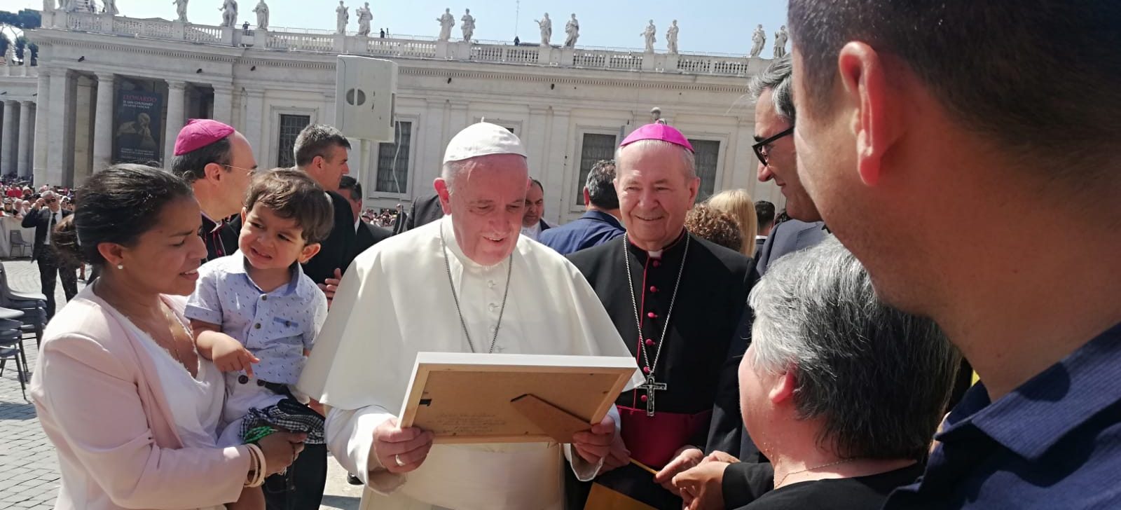 Papa Francisc a fost operat la colon. Vaticanul anunță că Suveranul Pontif ‘este conştient şi respiră singur’