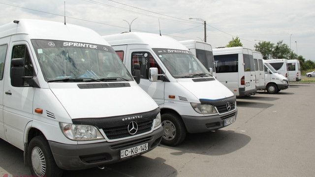 Acţiunea de protest a şoferilor de microbuze a paralizat circulaţia rutieră în piaţa din centrul Chişinăului