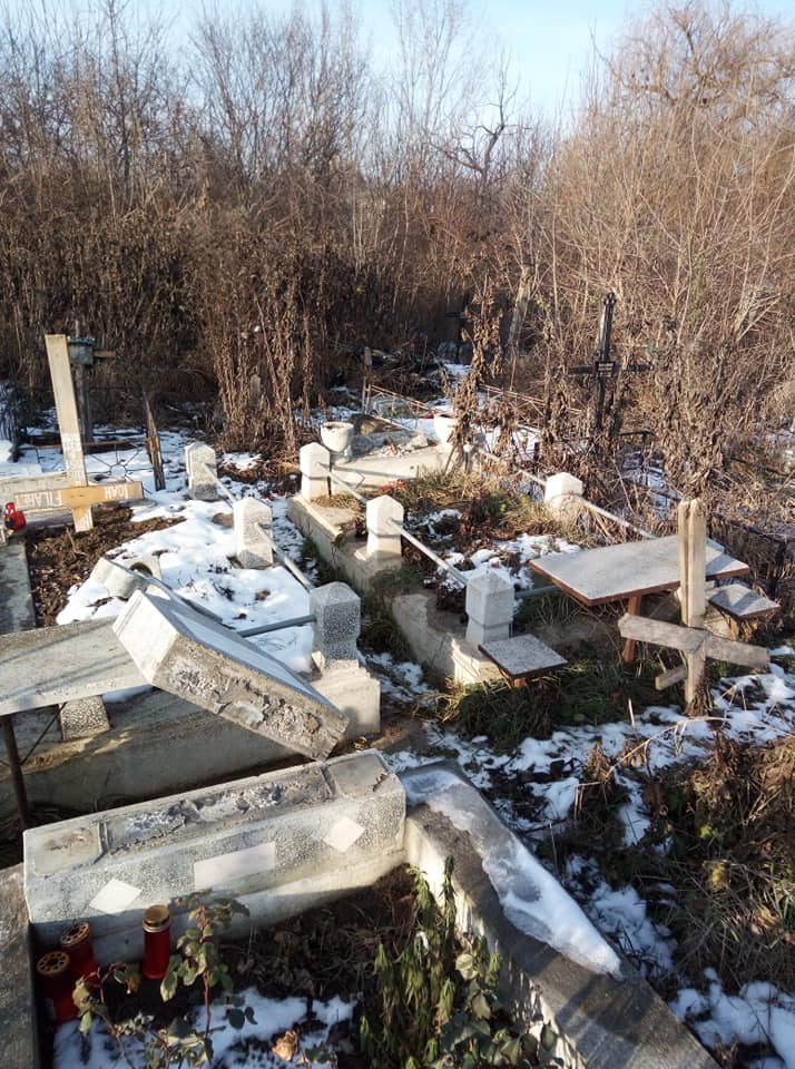 Botoşani: Doi adolescenţi, anchetaţi de poliţişti după ce au profanat 14 morminte din Cimitirul Eternitatea