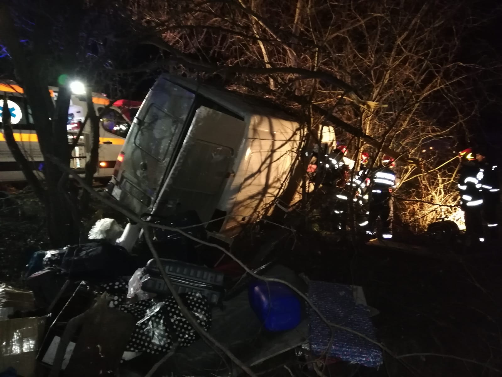 (AUDIO/FOTO) Neamţ: Accident cu 2 morţi şi 7 răniţi, după ce un microbuz s-a izbit de copacii de pe marginea drumului