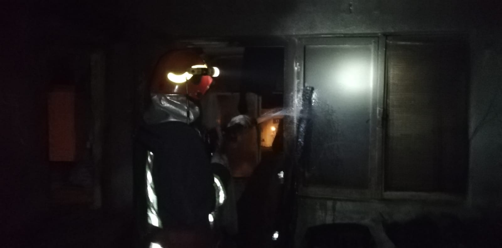 (FOTO) Incendiu într-un bloc din Vaslui. O persoană a fost tranportată, la spital, la Iaşi