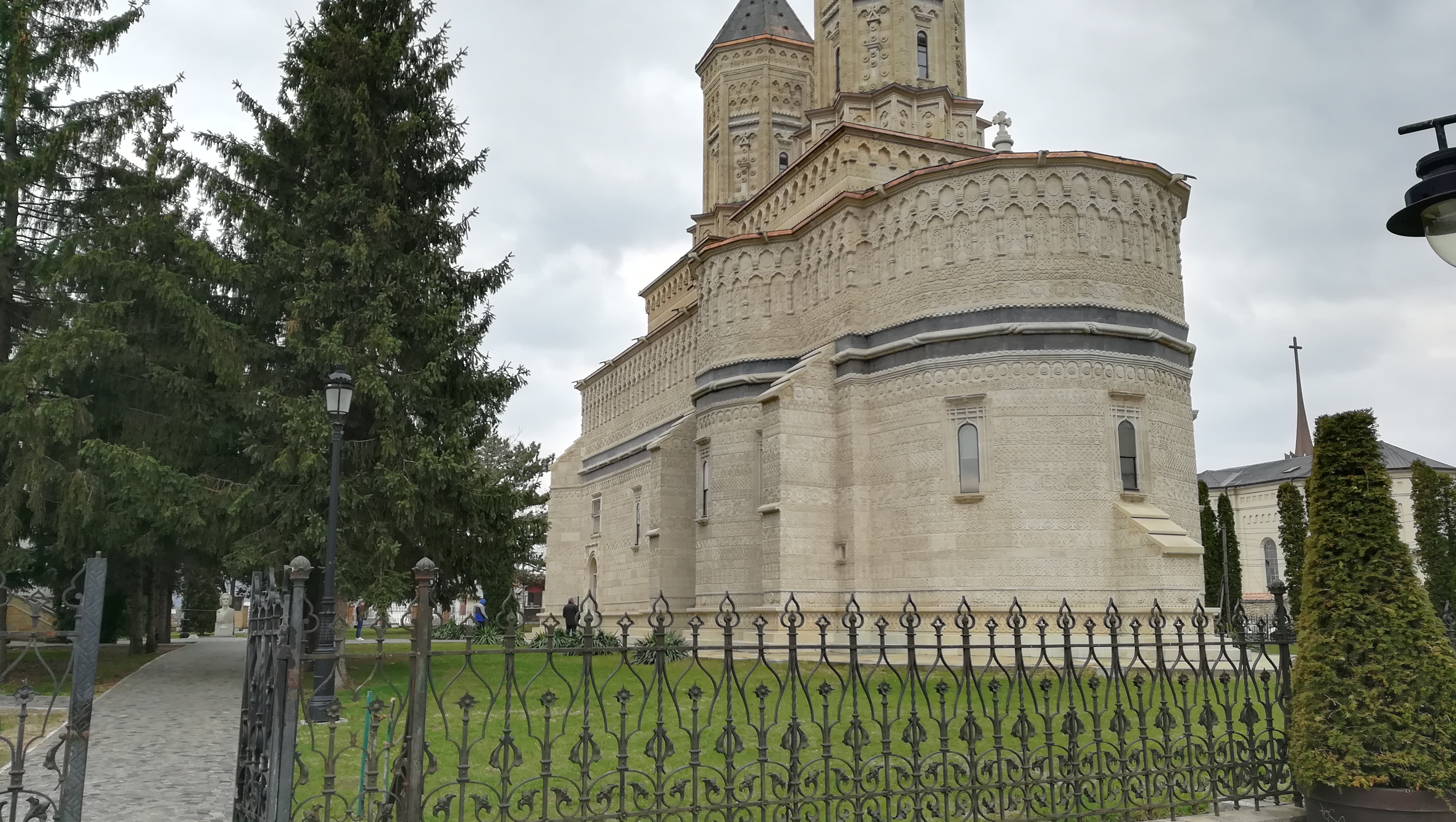 Creştinii ortodocşi şi greco-catolici îi sărbătoresc astăzi pe Sfinţii Trei Ierarhi: Vasile cel Mare, Grigorie Teologul şi Ioan Gură de Aur