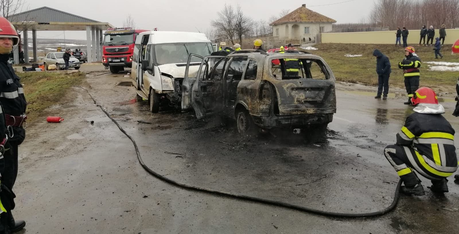 (Galerie FOTO) Botoşani: Planul Roşu de Intervenţie în urma unui grav accident rutier soldat cu 10 victime