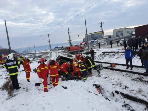 Bacău: Autoturism lovit de tren – o persoană este încarcerată