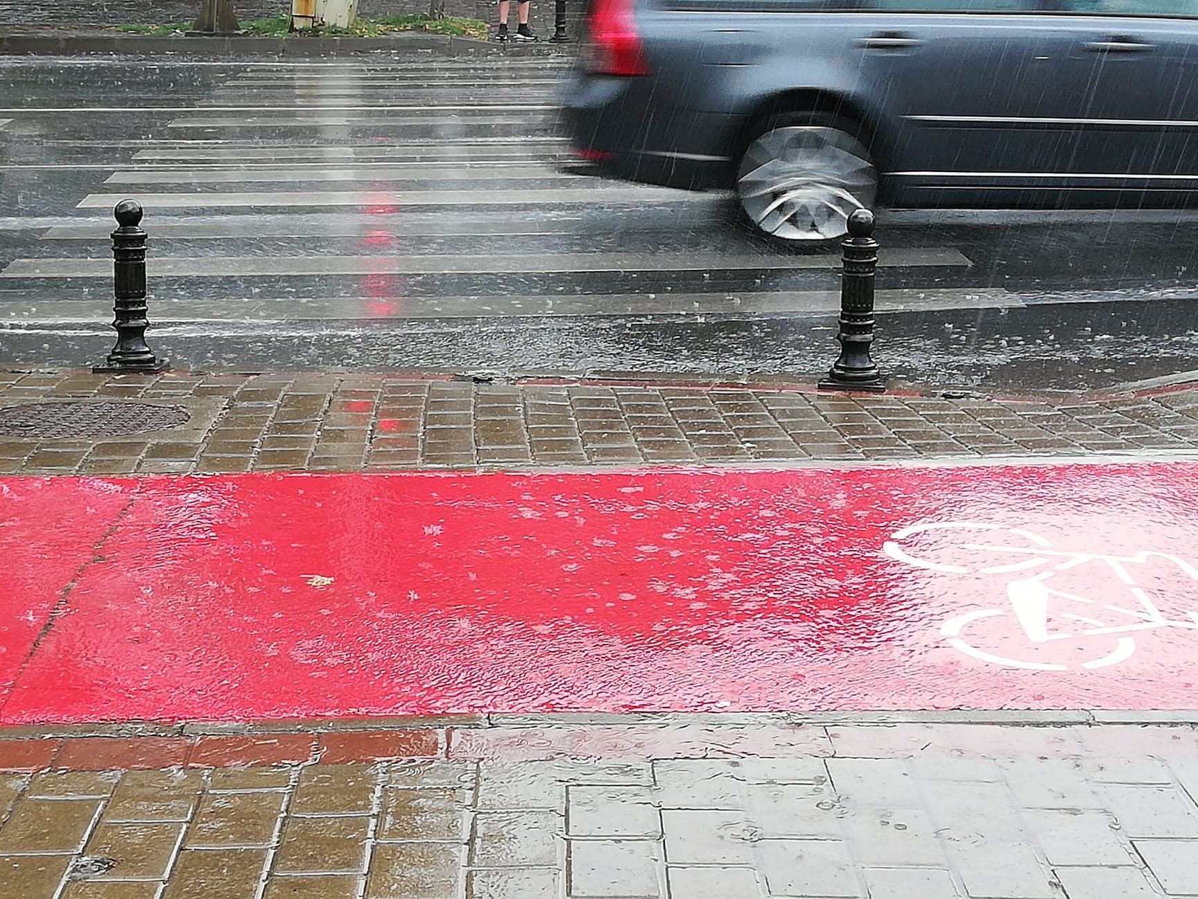 METEO: Vreme caldă pentru această perioadă, cu precipitaţii mixte şi polei