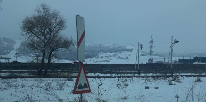 Suceava. Trafic feroviar blocat la Coşna din cauza arborilor doborâţi de viscol pe calea ferată