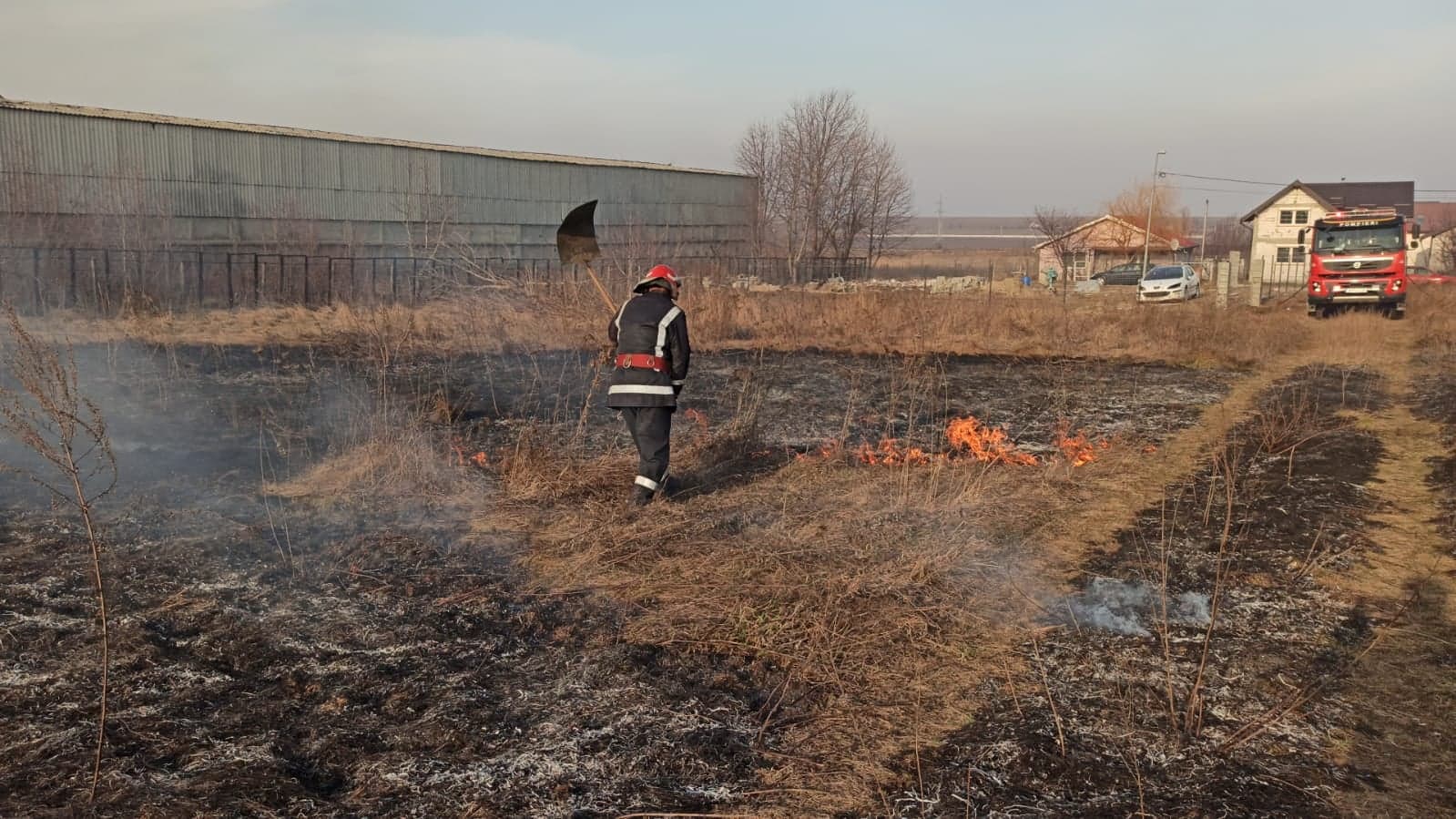 Vaslui: Circulație îngreunată pe DN24 din cauza unui incendiu de vegetație